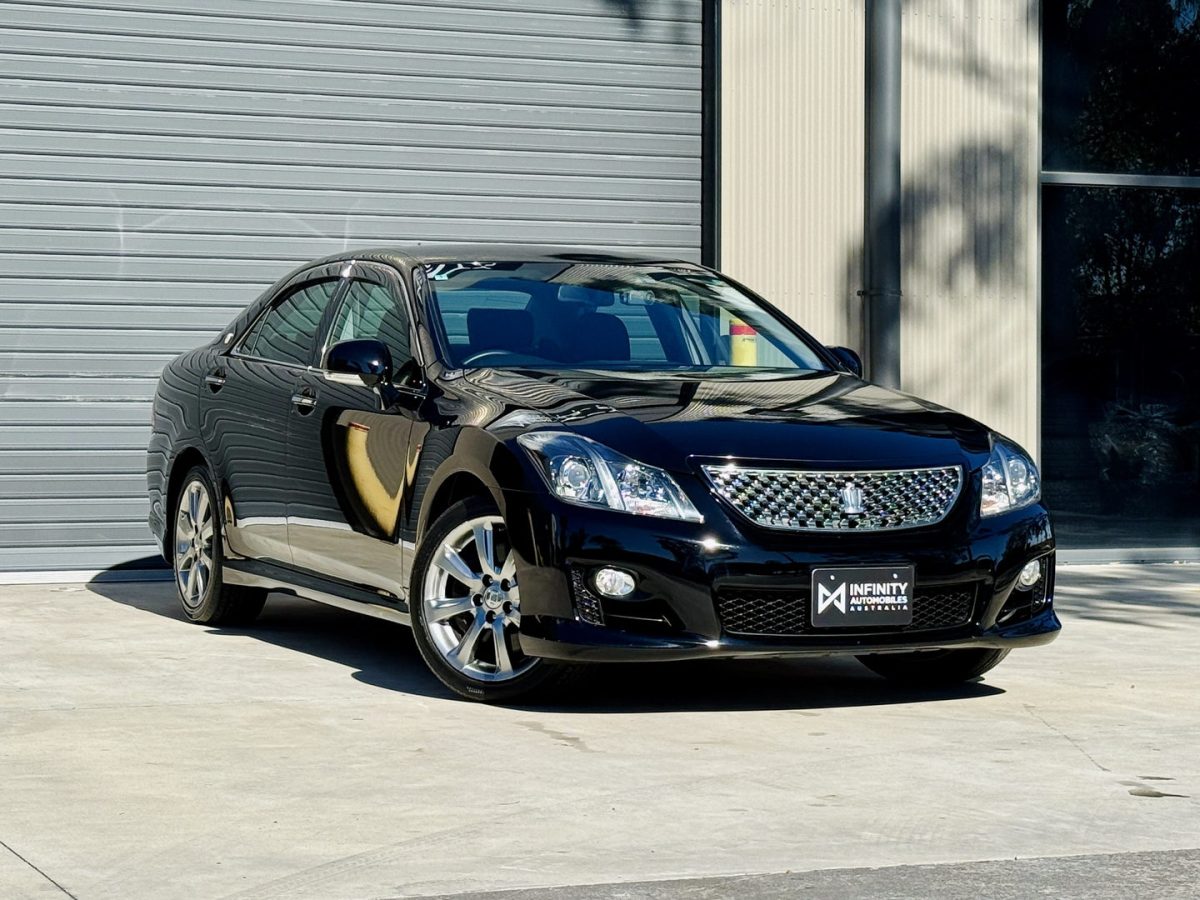 2010 Toyota Crown — photo