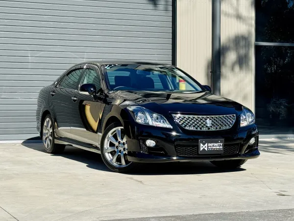 2010 Toyota Crown — photo