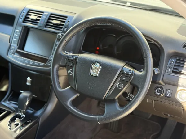 2010 Toyota Crown — photo